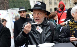 Un «air» pique-nique à Paris organisé par le Secours Populaire le 21 novembre 2012 pour défendre l'aide alimentaire européenne