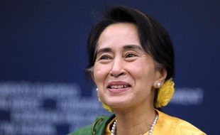 La dirigeante de l'opposition birmane Aung San Suu Kyi a enfin pu recevoir mardi à Strasbourg le prix Sakharov décerné en 1990 par les eurodéputés, qu'elle a appelés à aider la Birmanie sur la voie de réformes encore inachevées.