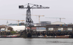La Grue Noire se trouve dans le bas du quartier Chantenay, à Nantes.