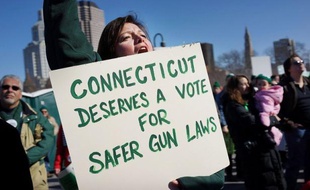 Trois mois et demi après le massacre des 20 petits écoliers de Newtown, le Connecticut, théâtre de la tragédie, est devenu jeudi le troisième Etat américain à durcir considérablement ses lois sur les armes à feu, alors que le débat s'enlise au Congrès à Washington.