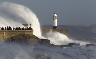 La mer se déchaîne à Porthcawl (pays de Galles) lors du passage de la tempête Ophelia, le 16 octobre 2017.
