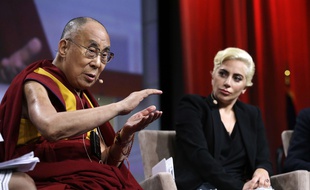 Le Dalaï-Lama et Lady Gaga, le 26 juin 2016, à Indianapolis.