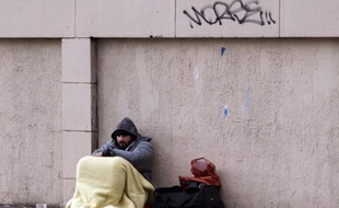 Le taux de pauvreté a légèrement baissé en 2013 en France pour s'établir à 14% de la population, contre 14,3% un an plus tôt