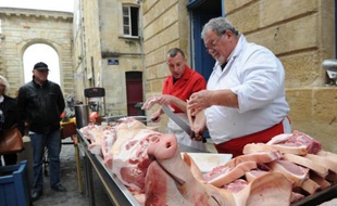 Des cuisiniers et des bouchers préparent un porc à Bordeaux le 21 mars 2014
