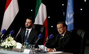 Le médiateur de l'ONU pour le Yémen, Ismaïl Ould Cheikh Ahmed (d), et le porte-parole de l'ONU, Charbel Raji, lors d'une conférence de presse à Koweït, le 22 avril 2016