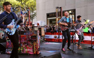 Coldplay joue sur le plateau de l'émission «Today» de NBC News, le 21 octobre 2011.