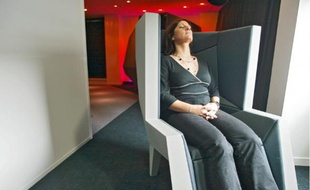 Une employée d'Orange, installée dans la «(calm) chair», fauteuil relaxant expérimenté à Lyon. Janvier 2011.