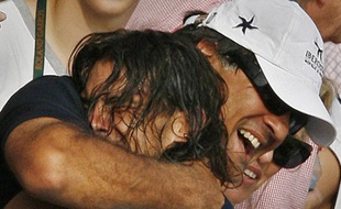 Rafael Nadal dans les bras de son oncle Toni après sa victoire à Roland-Garros le 10 juin 2007.