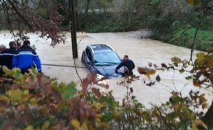 Une automobiliste piégée par les crues a été secourue par des gendarmes près de Limoux, dans l'Aude, le 13 décembre 2019.