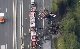 Vue aérienne de l'accident sur la A9 près de Müchberg en Allemagne, qui a fait au moins onze morts et trente blessés, le 3 juillet 2017.