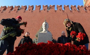 "C'est un dirigeant comme Staline qu'il nous faudrait aujourd'hui", affirme Ioulia Kalatcheva, venue déposer des fleurs sur la tombe du dictateur à l'occasion des 60 ans de sa mort, ne cachant pas, comme de nombreux autres Russes, son admiration pour lui.