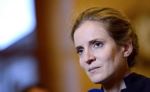 50 députés UMP, dont les "non-alignés" Nathalie Kosciusko-Morizet et Bruno Le Maire, ont demandé mercredi à François Fillon de renoncer à son groupe parlementaire avant 15H00 et que soit constitué un comité des sages sur le référendum.