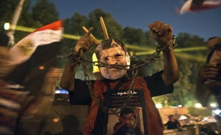 La commission d'experts nommée par le président par intérim Adly Mansour a tenu dimanche sa première réunion pour proposer des amendements à la Constitution, suspendue après l'éviction du président Mohamed Morsi, dont les partisans ont appelé à de nouvelles manifestations.