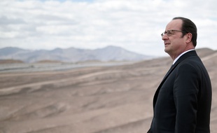 Pendant que les sympathisants de gauche étaient appelés aux urnes pour le premier tour de la primaire de la gauche, François Hollande, lui, se trouvait dans le désert d'Atacama au Chili pour visiter une centrale photovoltaïque d'EDF.