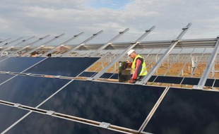 Les filières françaises du solaire et de l'éolien, au bord de l'asphyxie, attendent avec impatience la conférence environnementale de la fin de semaine pour découvrir le menu des mesures de soutien d'urgence promises par la ministre de l'Ecologie Delphine Batho.