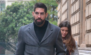 Nikola Karabatic et sa compagne, à leur arrivée, ce lundi.