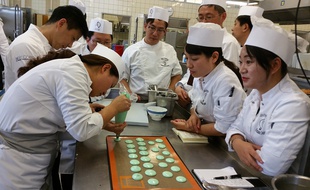 VIDEO. Gastronomie: Que peut-on bien apprendre à des cuisiniers chinois de passage en France pour prendre une leçon?