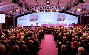 Une assemblée générale des actionnaires face aux dirigeants (ici Vivendi, en avril 2012)