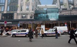 Cinq pains d'explosif ont été saisis mardi matin dans le magasin Printemps-Haussmann à Paris (IXe arrondissement), a-t-on appris de source policière.