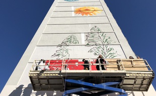 Les jeunes de Felix Pyat sur la nacelle pour réaliser la fresque d'un pissenlit de 40 mètres de haut sur un immeuble de leur quartier.