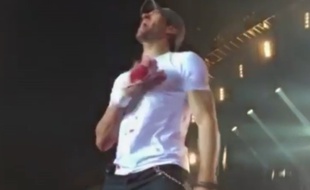 Enrique Iglesias continue à chanter après s'être blessé à la main en tentant d'attraper un drone, à Tijuana le 30 mai 2015.