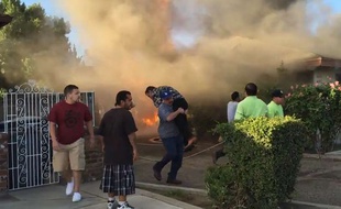Capture d'écran d'une vidéo YouTube montrant le sauvetage d'un homme par un inconnu à Fresno, en Californie.
