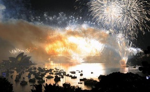 Les îles du Pacifique du Sud et la Nouvelle-Zélande ont été les premiers pays de la planète à célébrer la nouvelle année 2012, suivis de l'Australie où un feu d'artifice spectaculaire a illuminé au douzième coup de minuit la baie de Sydney.