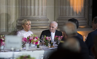 Charles Aznavour et Brigitte Macron lors d'un dîner à l'Elysée le 12 septembre 2018