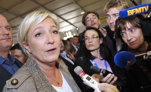Marine Le Pen a visité jeudi le Sommet de l'élevage, à Cournon (Puy-de-Dôme), occasion pour elle de soigner ses relations avec le monde rural, même si certains professionnels se sont montrés sceptiques face à son discours contre l'Union européenne et la PAC.