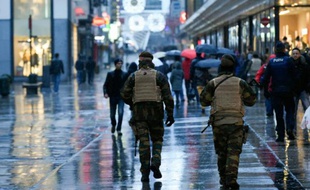Des militaires belges patrouillent rue Neuve à Bruxelles le 21 novembre 2015