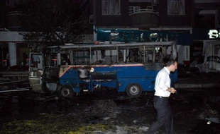 Huit personnes ont été tuées et une cinquantaine d'autres ont été blessées dans un attentat à la voiture piégée survenu lundi soir dans le centre-ville de Gaziantep (sud-est) en Turquie, a annoncé le maire de la ville, Asim Güzelbey, cité par les chaînes de télévision.