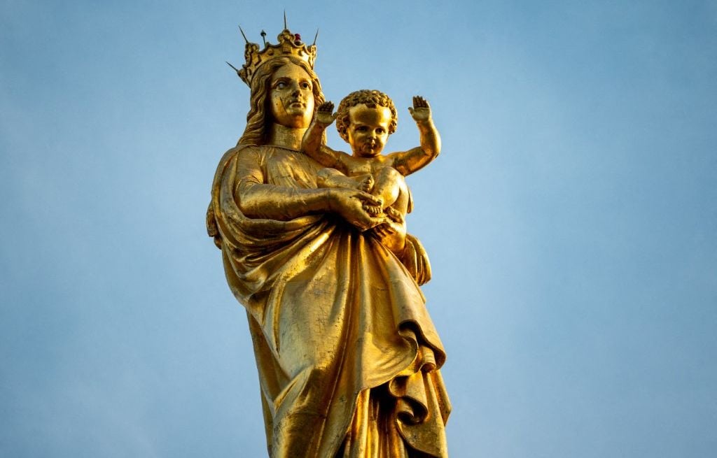 Marseille : La Bonne Mère retrouve sa couronne d’or et tombera bientôt son échafaudage