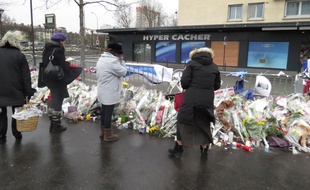 Des passants se recueillent devant l'Hyper Cacher, le 15 janvier 2015.