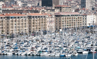 Vue du vieux port de Marseille avec la mairie
