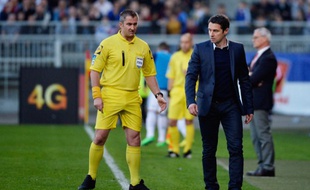 Freddy Fautrel à côté de Rémi Garde lors de Lyon-Monaco, le 16 mars 2014, à Gerland.