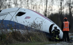Des secours travaillent sur le lieu de l'accident meurtrier d'un TGV qui a déraillé lors d'un essai à Eckwersheim près de Strasbourg, le 15 novembre 2015