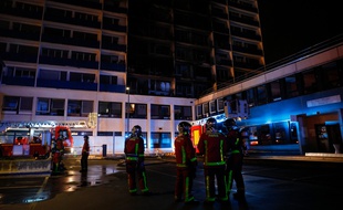 L'incendie dans un immeuble du site de l'hôpital Mondor de Créteil, dans la nuit du 21 au 22 août 2019, a fait un mort et huit blessés.