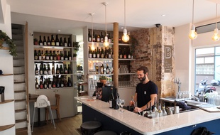 Charles au comptoir de la crêperie