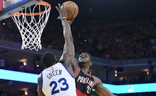 Le contre monstreux de Draymond Green face à Noah Vonleh lors de Golden State-Portland, le 16 avril 2017 en NBA.