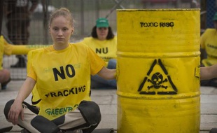 Des militants écologistes de Greenpeace bloquent l'accès à un site d'exploration des gaz de schiste de Chevron à Pungesti en Roumanie, le 7 juillet 2014