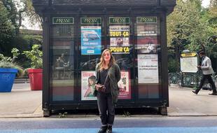 Alexandra Pianelli, plasticienne de formation et autrice du documentaire «Le Kiosque» devant un ancien kiosque à journaux à Paris.
