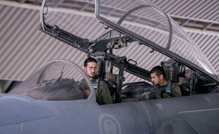 Photo d'archives du 24 septembre 2014 montrant deux pilotes saoudiens dans un chasseur participant aux frappes aériennes de la coalition anti-Daesh en Syrie.