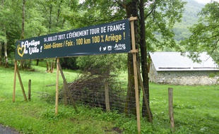 Une banderole annonce le passage du Tour de France dans le col de Latrape, en Ariège.