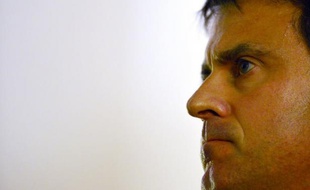 Les 190 pays membres de l'organisation Interpol doivent "approfondir les échanges d'information et leurs connaissances dans les domaines de l'islamisme radical, de l'ultra-gauche et dans la lutte contre les mafias", a estimé lundi le ministre français de l'Intérieur Manuel Valls.