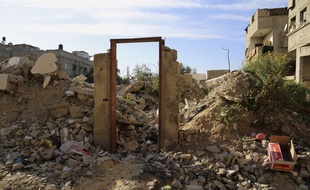 Le cadre de la porte où Banksy auraitpeint «Bomb Damage», au milieu des ruines à l'est de Jebaliya, au nord de la bande de Gaza. Tuesday, March 31, 2015. Artworks by the elusive British graffiti artist Banksy are typically sold for hundreds of thousands of dollars, but in the Gaza Strip a local painter has succeeded in purchasing a Banksy original for less than $200. The popular street artist is believed to have sneaked into Gaza in February, leaving behind four murals including one drawn on a metal door that depicted a Greek goddess cowering against the rubble of a destroyed house. The painting of the goddess Niobe, titled "Bomb Damage," was drawn on the lone remaining part of a two-story house belonging to the Dardouna family in Jabaliya, northern Gaza Strip. (AP Photo/Adel Hana)