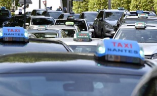 Des taxis bloquent l'accès à la préfecture pour protester contre le lancement d'Uber, le 9 juin 2015 à Nantes