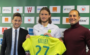 Guillaume Gillet, entouré de Franck Kita, DG du FCN et du coach Michel Der Zakarian.