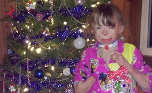 Safyre devant son sapin de Noël en décembre 2015.