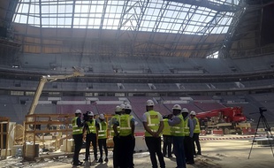 Des ouvriers sur le chantier du stade Al-Bayt Stadium au Qatar.