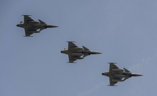 Trois Saab JAS-39 Gripen.